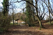 17 Alla Sella della Madonna del Bosco si prosegue  sulla...